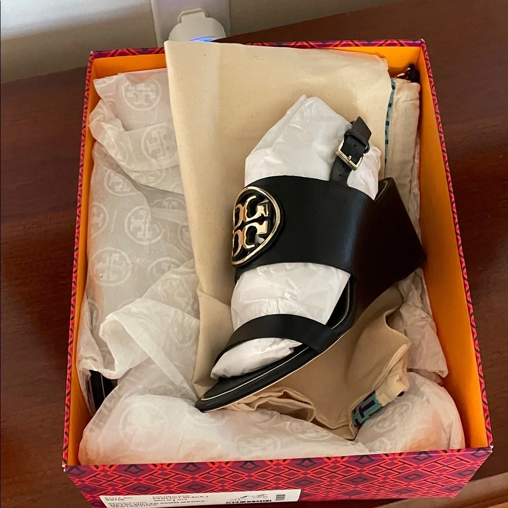 Tory Burch Perfect Black/Gold Metal Miller 65mm Wedge Veg Leather Sandal 8 NIB